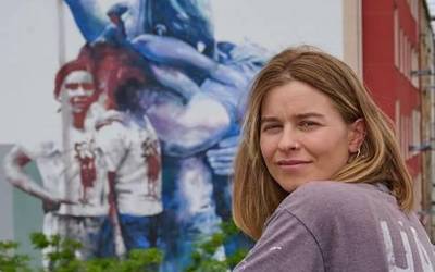 Udane Juaristik emakume futbolariei eskainitako 'Besarkada' murala margotu du Bilbon