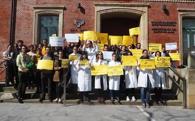 Protesta egin dute Euskal Herriko Unibertsitateko Ikertzaile aurre-doktoralek