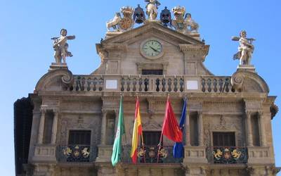 Iruñea zigortu dute erregearen erretratua eta Espainiako bandera "lehentasunezko tokian" ez ipintzeagatik