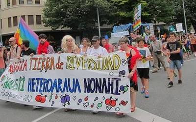 Iruñeko eraso homofoboak gaitzetsi dituzte gizarte eragileek eta instituzioek