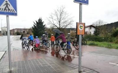 Eskolarako bidea bizikletan, oinez edo patinetean egiteko ekimena