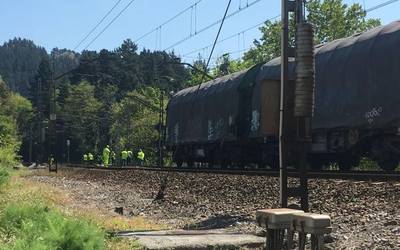 Merkantzia tren bat bidetik atera da Bakiolan eta trenbidea moztuta dago