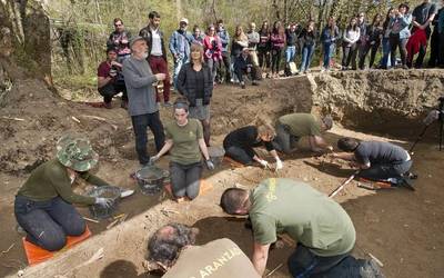 San Kristobal espetxetik 1938an ihes egindako zazpi lagunen gorpuzkinak aurkitu dituzte Burutaingo hobian