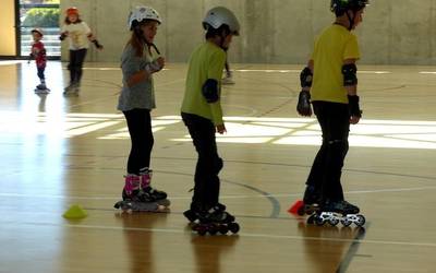 Patinatzen jardun dute umeek egunotan, kiroldegian