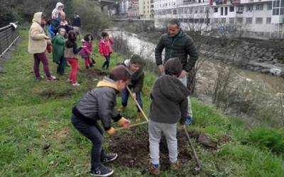 Zuhaitz  landaketa  eta  tailerrak  antolatu  dituzte  Ugaon  apirilaren  28an