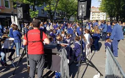 (BIDEOA) Haur festa plazan Joxe Mendizabalekin