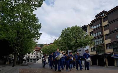 (BIDEOA): Txarangaren dianak esnatu du Zumaia