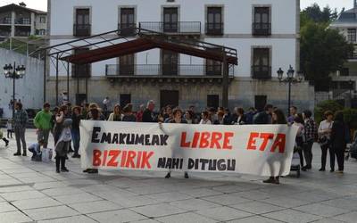 Hilketa matxista salatzeko elkarretaratzea, 'Emakumeak libre eta bizirik nahi ditugu' lelopean