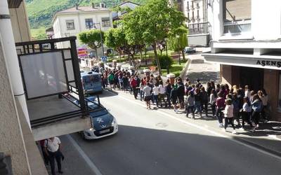 Errebalidaren bezperan, ikasleen protesta