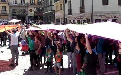 Euskal presoen eskubideen aldeko aldarria zabaldu dute Alde Zaharrean