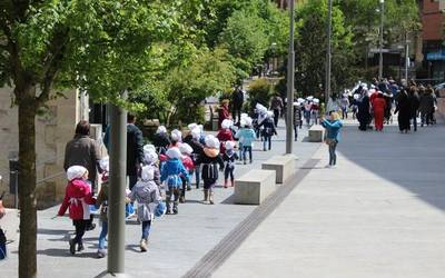 San Anton plazan egin dute umeek San Prudentzioko danborrada