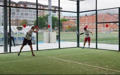 Durangoko padel torneoan batutako dirua Geu Be elkartera bideratuko dute