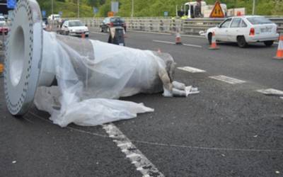 A15ean kamioi batek bobina bat galdu du