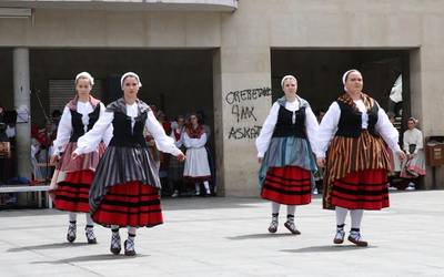 Ibarreko dantzari helduen topaketa arrakastatsua izan da Aretxabaletan