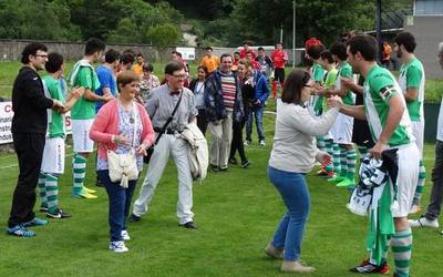 Abadiño futbol taldeak elkartasunagaz lotu du ligako azken partidua