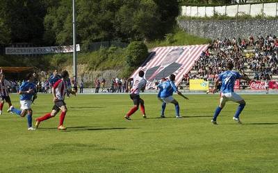 Ellakuriko futbol zelaian belar artifiziala ez jartzeko eskatu du CD Laudiok