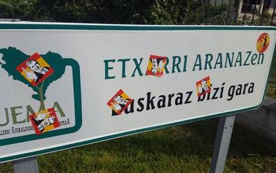 Pegatinak gora-behera, udala euskararen normalizazioaren alde