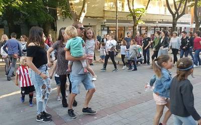 [BIDEOA] Plaza dantzak festa giroan