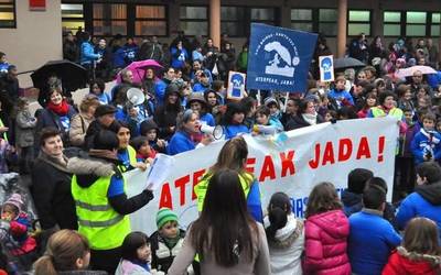 Jolastoki berrian komunak, aldagelak eta pasabide estalia eskatu ditu Aterpe batzordeak