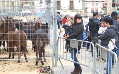 San Isidro azokan eguraldia lagun izan dute antzuolarrek