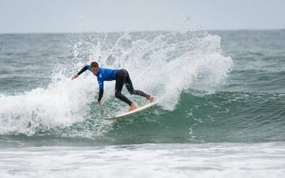 Munduko Surf Txapelketan aurrera jarraitzen du Imanol Yeregik