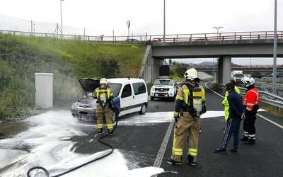 Auto batek su hartu du A-8an eta suhiltzaileek amatatu dute