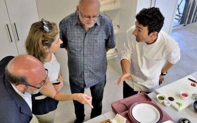 Eneko  Atxa  sukaldariak  menu  ekologikoa  prestatu  du  Galdakao-Usansolo  ospitalean