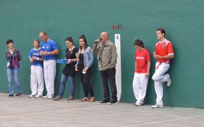 Partiduen tartean, pelota eta bertsoa airean