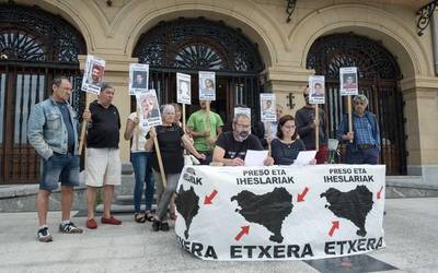 Espetxeratutako senideak bisitatzeko diru-laguntzak berreskuratzea eskatu dute