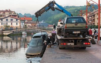 Erriora eroritako kotxea gaur goizean atera dute