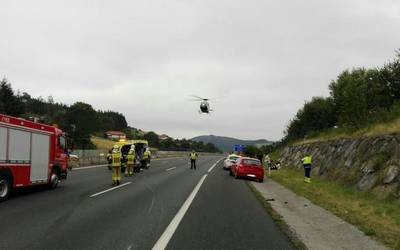 Autopistan, Iurreta-Abadiño tartean, auto istripu bat izan da eta hiru lagun zauritu dira