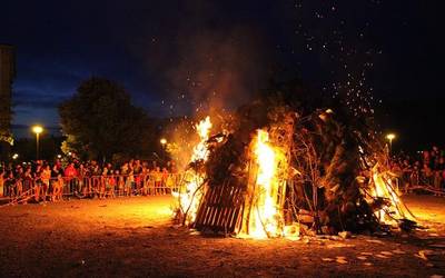 San Juan bezperako sua auzolanean prestatuko dute Elorrion