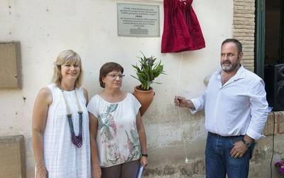 Frankismoan esklabu izan zirenak oroitzeko plaka, Erronkariko ikastetxean