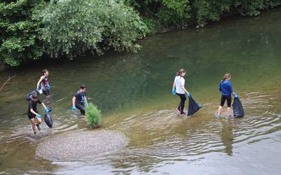 Urola ibaia garbitzen aritu dira herriko ikasleak eta Baigerako kideak