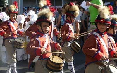 Txikitxoenek San Juan festetan murgildu dute herria