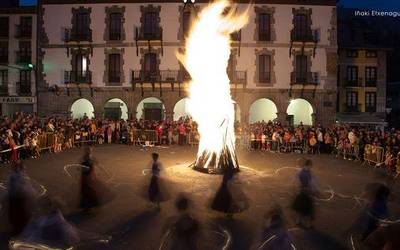 San Juan suaren bueltan jaialdia egingo dute ostiralean plazan