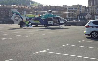 Gaixo zegoen emakume bat eraman zuten Donostiako ospitalera helikopteroz