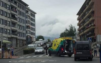 Auto batek emakume bat harrapatu du Trañabarreneko zebrabide batean