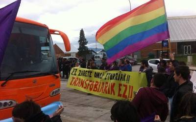 Bus transfoboaren aurka protesta egiteagatik isunak jaso dituzte hainbat herritarrek