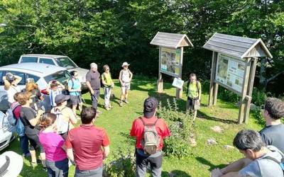 Bisita gidatua Dolmenen Ibilbidean zehar