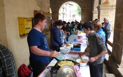 Patata-tortilla txapelketarekin festa giroan igaro dute eguerdia aramaioarrek