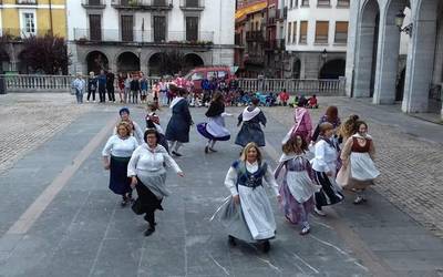 Haur sahararrei ongietorri festa egin diete Urduñan