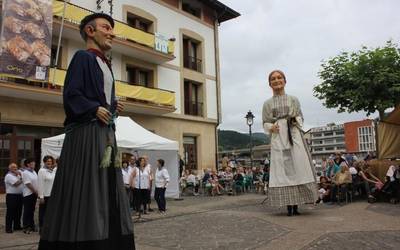 Esnal ostatuko Eugenia eta Mari Cruz eta Koteto Ezkurra omenduz hasi zuten Bisiguaren festa