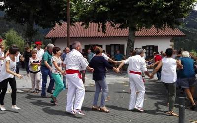 Garaiko jaien atarian, dagoeneko eman ahal da izena herri bazkarirako