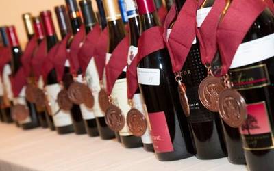 Katxina Txakolinari zilarrezko domina eman diote New York International Wine Competition-en