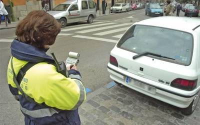 Gaurtik aurrera berriz ere aparkatzeko eremu urdina, martxan