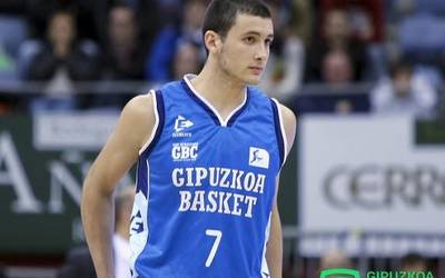 Xabier Oroz saskibaloi jokalariak beste lau urtez jokatuko du Gipuzkoa Basketekin