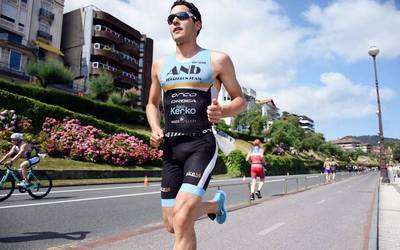 Iñaki Loinaz elkarrizketatu du ANb Thriathlon Team triatloi taldeak