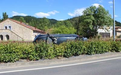 Auto istripua gertatu da Orozkoko sarreran eta pertsona bat Galdakaoko ospitalera bidali dute