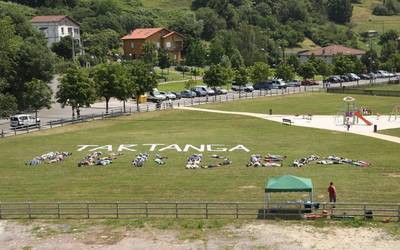 Tartangan eraikiz "diru-jan urbanistikoa" egin gura izatea egotzi diote Erandioko Udalari